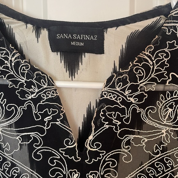 Sana Safinaz Pakistani Indian kaftaan in black and white silk with embroidery. - Picture 2 of 8